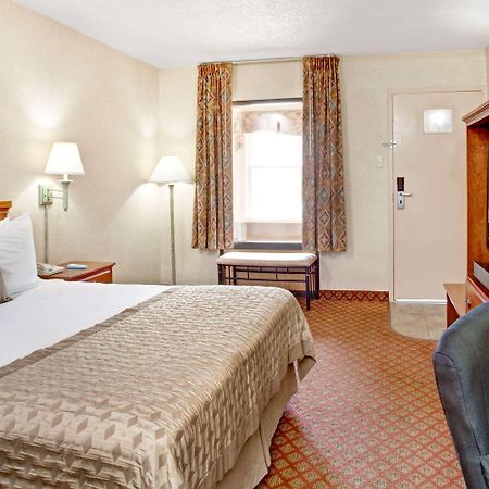 Hotel Ramada By Wyndham West Memphis Exteriér fotografie